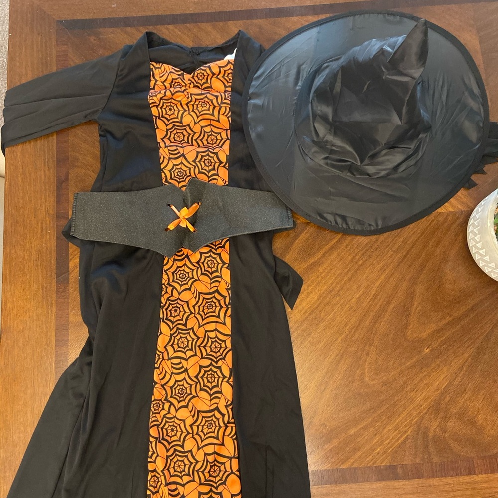 Girls witch costume 🎃